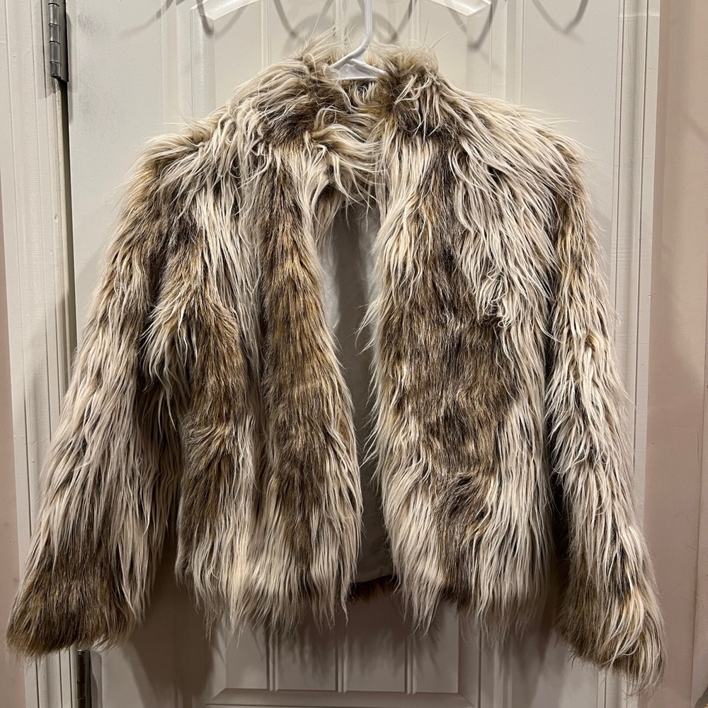 Fabulous Furs Donna Salyers Pale Tibetan Faux Fur Coat Sz L fits like a SMALL